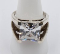 Auktion 365<br>Damenring mit einem weißem Stein, 925er Silber, RG 59 , 11,4 gr.