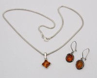 Auktion 365 / Los 1346 <br>925er Schlangenhalskette mit Bernstein-Anhänger anbei Bernstein-Ohrhänger, zus. 9,9gr., Kette L-41cm, Anh. 2,2xm u. Ohrhänger L-3cm