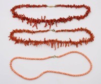 Auktion 365<br>3x div. Korallen-Halsketten, 2x Stabkoralle, ca. L-50cm
