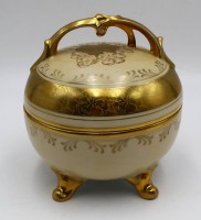 Auktion 365<br>Deckeldose "Lindner" mit Goldstaffage,  leicht berieben, H-13 cm, D-13 cm