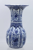 Auktion 365<br>hohe Vase, Sphinx, Delfts, ca. H-28,3cm