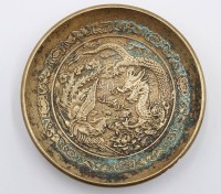 Auktion 365<br>kl. Zierteller/Räuchertelle, Drachenrelief, wohl China, Bronze, D-8cm