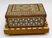 Auktion 365<br>Zigarettendose, Holz mit Beineinlagen und Spieluhr, H-10 cm, 13x18 cm