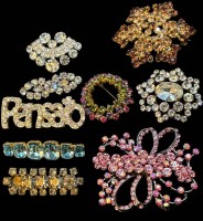 Auktion 365<br>9x div. Strass-Broschen und Nadeln, grösste 7x5,5 cm, 1x fehlt ein Stein