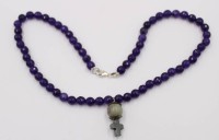 Auktion 365<br>Halskette, wohl Amethyst mit kl Hämatitkreuz, ca. L-40cm
