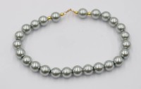 Auktion 365<br>Muschelkern-Perlenarmband, grau, 14K Goldschließe, ca. L-20cm