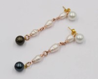 Auktion 365 / Los 1461 <br>Paar Perl-Ohrstecker, SW-Perlen, goldfarben, L-6,3cm