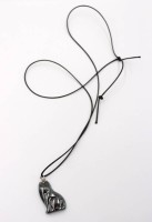 Auktion 365<br>fiürlicher Hämatit-Anhänger Lederband, Katze, Anh. L-3,5cm