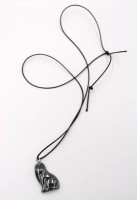 Auktion 369<br>fi&uuml;rlicher H&auml;matit-Anh&auml;nger Lederband, Katze, Anh. L-3,5cm