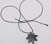 Auktion 365<br>Hämatit-Anhänger in floraler Form, an Lederband, Anh. ca. 4 x 4cm