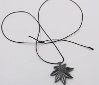 Auktion 369<br>H&auml;matit-Anh&auml;nger in floraler Form, an Lederband, Anh. ca. 4 x 4cm