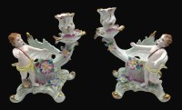 Auktion 365<br>Paar figürlicher Kerzenhalter mit Putti, ungedeutete Blaumarke,  H-18 cm, guter Zustand