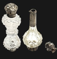 Auktion 365 / Los 11029 <br>2x Kristall-Flacons mit Silbermontur, beide 18/19.Jhd, 1x Deckel lose, H-ca. 11 cm
