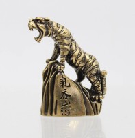 Auktion 365<br>kl. Figur, Tiger auf Fels, beschriftet, China, ca. H-5,2cm