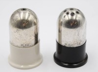 Auktion 365 / Los 11041 <br>Paar Silberstreuer-830- Silber mit Kunststoff-Körper, H-5 cm, ca. 36 gr