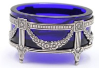 Auktion 365 / Los 11042 <br>Gewürzschälchen, Gestell Silber-925- mit blauen Glaseinsatz, Sweden, Handarbeit, 14,4 gr. ohne Glas,