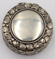 Auktion 365<br>runde Pillendose, Silber-830-, H-1,5 cm, D-4,5 cm, ca. 19,5 gr