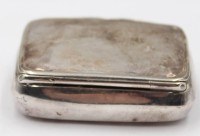 Auktion 365 / Los 11045 <br>Silber-925- Pillendose mit Hammerschlagdekor, H-1,1 cm, 3x4 cm, ca. 16,5 gr.