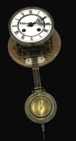 Auktion 365<br>Wanduhr-Werk, Messing, mit Pendel, nicht überprüft, Ziffernblatt beschädigt, H-11 cm, D-8 cm