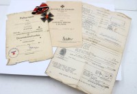 Auktion 365<br>Eisernes Kreuz 2 Kl. am Band, Herst. "55" anbei 2 Urkunden und Entlassungsschreiben, Urkunde Eisernes Kreuz 2. Kl. und Verwundetenabzeichen, 3. Reich