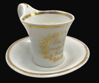 Auktion 365<br>Tasse mit U.T., Spruch, wohl KPM Berlin, "Jeder Tag vermehre deine Freuden", Goldstaffage etwas berieben, H-7 cm, 19.Jhd.