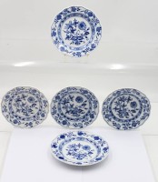 Auktion 365<br>5x Kuchenteller, Meissen, Zwiebelmuster, 2x mit Schleifstrich, ca. D-17 bis 15,5cm