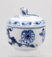 Auktion 365 / Los 8173 <br>Deckeldose, Meissen, Zwiebelmuster, älter, Deckel mit plast. Blüte (min best.) und wohl nicht passend, ca. H-11,5cm D-10,5cm