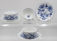 Auktion 365<br>3x Teetassen mit U.T., Zwiebelmuster, 5x 1. Wahl, ein U.T. mit Schleifstrich, Tassen H-5,4cm