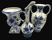 Auktion 365 / Los 9032 <br>3 Teile "Delft" Blaumalerei, Vasen etc., H-max. 25 cm