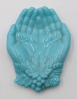 Auktion 365<br>Schale in Form zweie Hände, wohl um 1900, blaues opalines Glas, ca. H-3,5cm 19 x 15cm