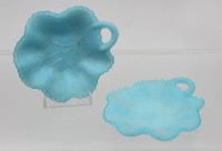 Auktion 365 / Los 10050 <br>Paar kl. Blattschalen, blaues opalines Glas, je ca. 10 x 11cm