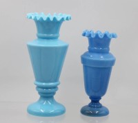 Auktion 365 / Los 10051 <br>2x Vasen, &auml;lter, blaues opalines Glas, wohl Italien, ca. H-21cm u. 18cm