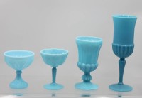 Auktion 365 / Los 10052 <br>4tlg Konvolut, Kelche u. Fussschalen, blaues opalines Glas, &auml;lter, ca. H-21,5 bis 10cm