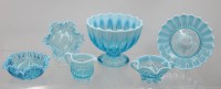 Auktion 365<br>6tlg. Konvolut, blaues opalines Glas, älter, Schalen und Milch und Zucker, Größte Schale H-11cm D-14cm