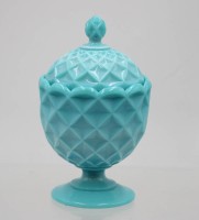 Auktion 365<br>Deckeldose auf Stand, opalines Glas, älter, H-14,5cm