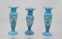 Auktion 365<br>3x kl. Biedermeier-Vasen, Emaillemalerei, blaues opalines Glas, ca. H-15,5cm