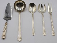 Auktion 365<br>Vorlegebesteckteile  der Serie Aria von Christofle Frankreich, versilbert, Tortenheber, Suppenkelle, Salatbesteck und Gemüselöffel, ca. Kelle L-28,5cm