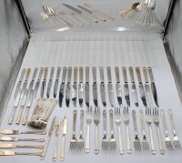 Auktion 365<br>Besteck der Serie Aria von Christofle, versilbert, 15x gr. Messer, 11x Dessertmesser, 8x Fischmesser, 15x Speisegabeln, 12x Kuchengabeln, 8x Suppenlöffel, 8x Kaffeelöffel