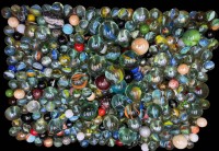 Auktion 365<br>alter Holzkasten mit Brandmalerei, voller alter Glasmurmeln, verschiedene Grössen, über 100 Stück, H-9 cm, 17x24 cm