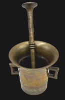 Auktion 365<br>schwerer  Bronze-Mörser mit Pistell, H-12 cm, Pistell  L-23 cm