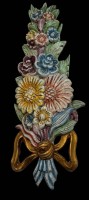 Auktion 365 / Los 15055 <br>Holz-Wandschmuck, floral beschnitzt und bemalt, 52x18 cm