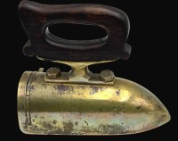 Auktion 365<br>gr.  Bügeleisen, Messing mit Holzgriff, Eisen-Kern fehlt, H-17 cm, L-19 cm