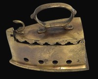 Auktion 365<br>kl. Kohle Bügeleisen, H-9 cm, L-9 cm