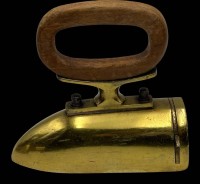 Auktion 365<br>Messing-Bügeleisen mit Holzgriff, H-18 cm, L.-27 cm