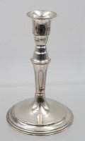 Auktion 365 / Los 11056 <br>Silberleuchter -830-, H-15,5 cm, gefüllter Stand, 207 gr.