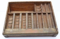 Auktion 365<br>Geld-Zählkasse um 1900, Holz mit Messing-Kanten, -9 cm, 25x31 cm,