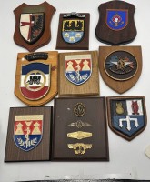 Auktion 365 / Los 7021 <br>9x div. Schiffswappen, Einheiten-Wappen etc., Bundeswehr ab ca.1960, 1x mit Riss, tw. Abplatzer