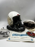 Auktion 365<br>Starfighter Pilotenhelm (60'er Jahre), inkl. Abzeichen &amp; Urkunde für 3000 geflogene Stunden, Nato-Abzeichen (in Sterlingsilber), Mannschaftsfoto v. Träger, inkl. Helmstutze &amp; Kapitäns Mütze diese restau. bedürftig, alles am Helm orig. &amp; vollständig, leichte Alters-/ &amp; Gebrauchsspuren
