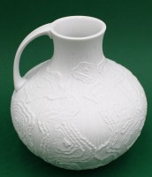 Auktion 365 / Los 8185 <br>Henkelvase "Kaiser" weiss mit Reliefdekor, H-13 cm