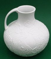Auktion 367 / Los 8046 <br>Henkelvase "Kaiser" weiss mit Reliefdekor, H-13 cm